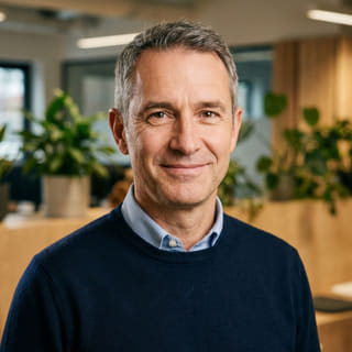 Zdjęcie profilowe przedstawiające Jamesa Mitchella, wskazanego jako dyrektor generalny w Brzask Kapitelis