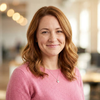 Emily Watson, przedstawiona jako dyrektor ds. obsługi klienta w Brzask Kapitelis, na zdjęciu profilowym